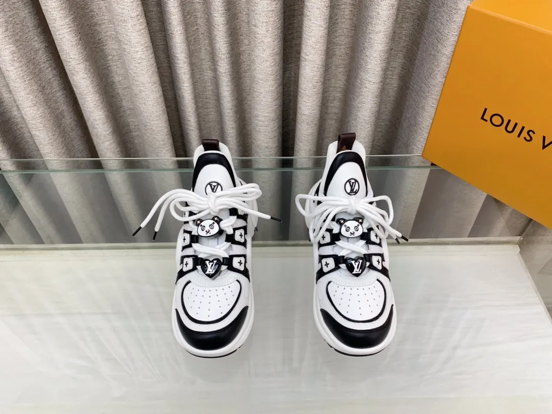 👟👟Ex-factory price 760👟👟 Louis Vuiton·Louis Vuitton 24/ New Chinese Valentine's Day limited edition LV Archlight series arch sole dad shoes casual thick-soled lace-up sneakers top version🔝original purchase, development and production👍🏻 This LV dad shoe features an eye-catching wavy sole and large tongue. It is equipped with a sporty super-elastic running shoe style rubber outsole, which is very eye-catching. It is also combined with a soft and elastic upper made of a variety of high-tech fabrics, making the upper foot comfortable and soft! 🤩 Fabric: Original custom-made first-layer cowhide + technical fabrics Lining: Original imported breathable mesh lining + cowhide foot pads Sole: Original molded correct U-shaped arch outsole Bottom thickness: about 5cm Size: 35-39 (40.41 custom-made, non-refundable)